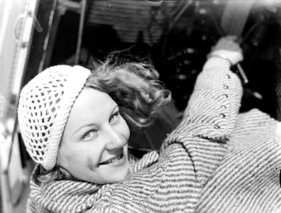 Model Eva Waldschmidt werkt aan de auto, Bestanddeelnr 189-0309