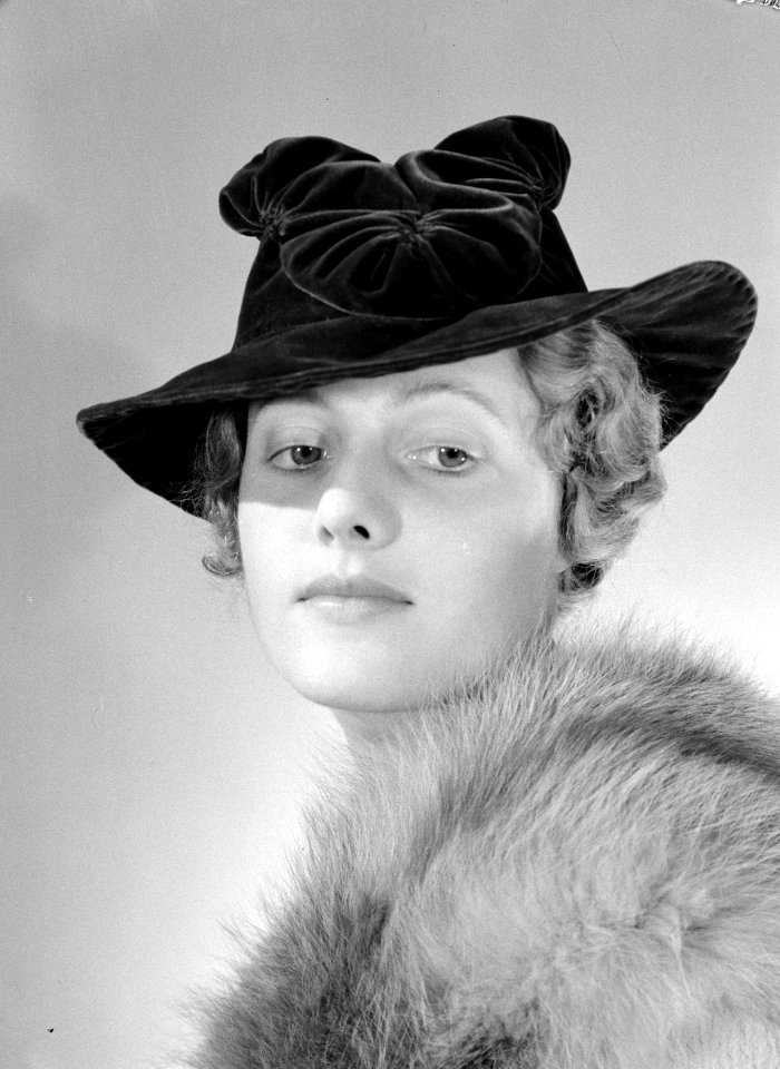 Model Hélène Sorbier met hoed, Bestanddeelnr 191-0522