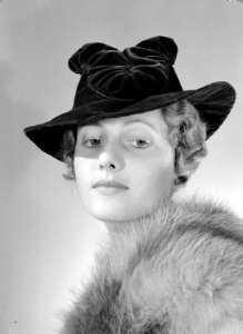 Model Hélène Sorbier met hoed, Bestanddeelnr 191-0522