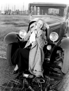 Model Eva Waldschmidt zit op de voorbumper van een auto, vegen smeerolie op haa…, Bestanddeelnr 189-0300