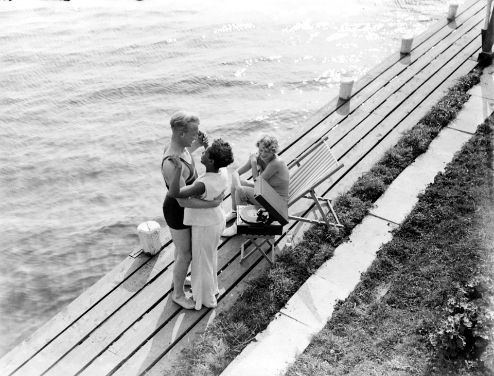 Model Grummels (l), een onbekende vrouw en model Eva Waldschmidt (zittend) bij d, Bestanddeelnr 252-0898