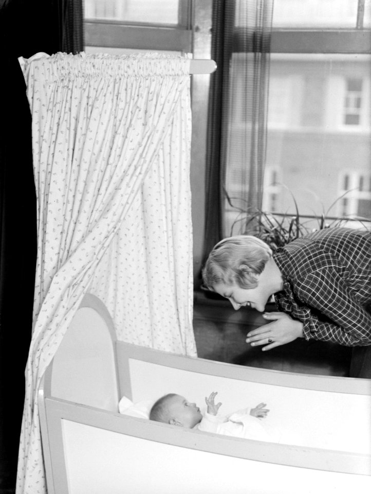 Model Eva Waldschmidt met baby Epko die in zijn wiegje ligt, Bestanddeelnr 189-1092
