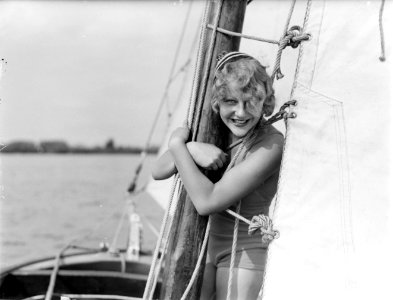 Model Eva Waldschmidt omarmt de mast van een zeilboot, Bestanddeelnr 252-0927