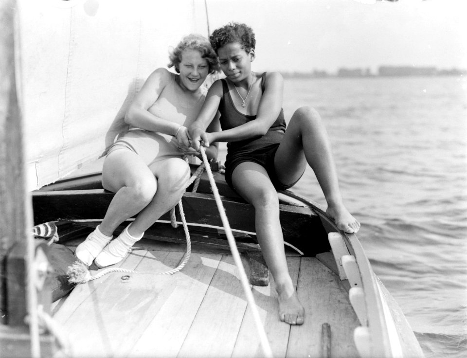 Model Eva Waldschmidt (l) en een onbekende vrouw trekkend aan een touw in een z…, Bestanddeelnr 252-0930