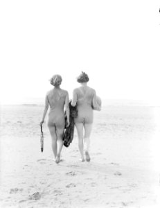 Model Eva Waldschmidt en Van de Polls vrouw Nell Langlais aan het strand van Zan, Bestanddeelnr 252-0773
