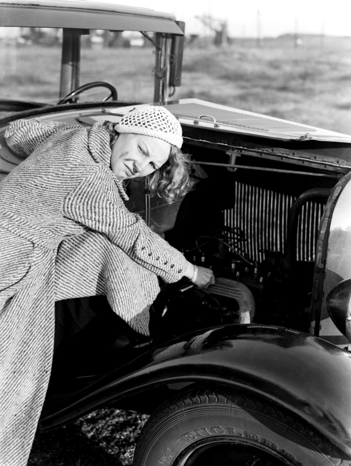 Model Eva Waldschmidt kijkt onder de motorkap van een auto, vegen smeerolie op h, Bestanddeelnr 189-0299