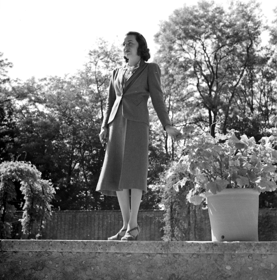 Model in een mantelpak in Parijs, Bestanddeelnr 254-2084