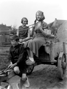 Model Eva Waldschmidt in Broek in Waterland op een paard en wagen met twee kinde, Bestanddeelnr 189-0437