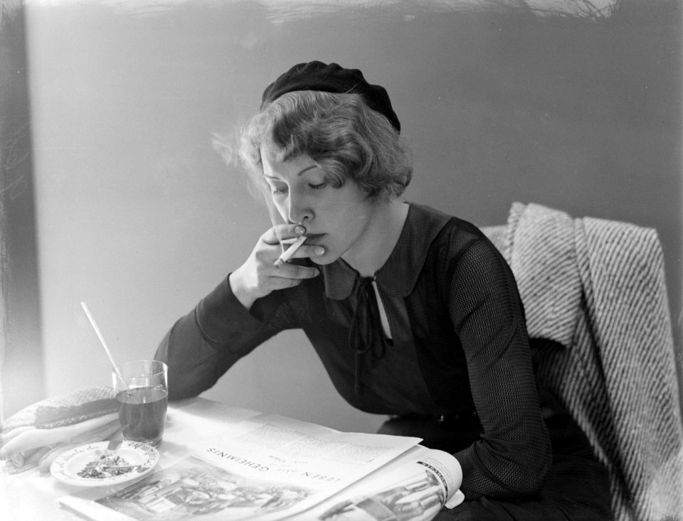 Model Eva Waldschmidt leest en rookt een sigaret, Bestanddeelnr 252-0527