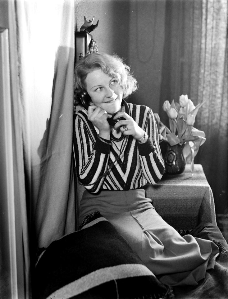 Model Eva Waldschmidt aan de telefoon, Bestanddeelnr 252-1109