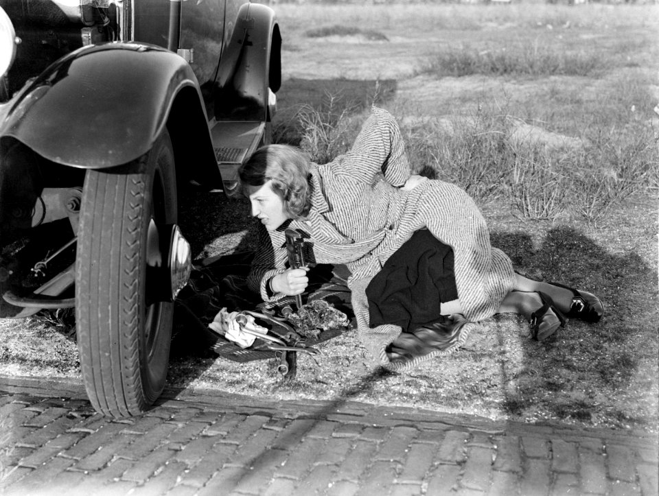 Model Eva Waldschmidt werkt aan de auto, Bestanddeelnr 189-0310