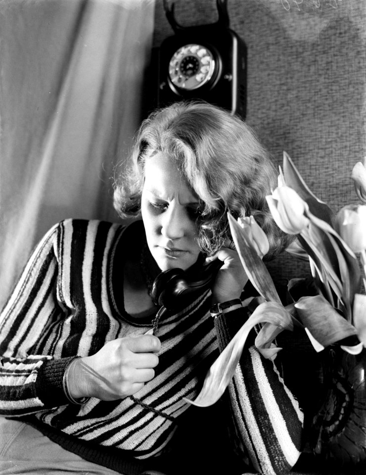 Model Eva Waldschmidt aan de telefoon, Bestanddeelnr 252-1106