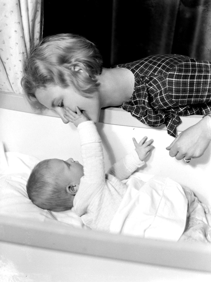 Model Eva Waldschmidt met baby Epko die in zijn wiegje ligt, Bestanddeelnr 189-1090