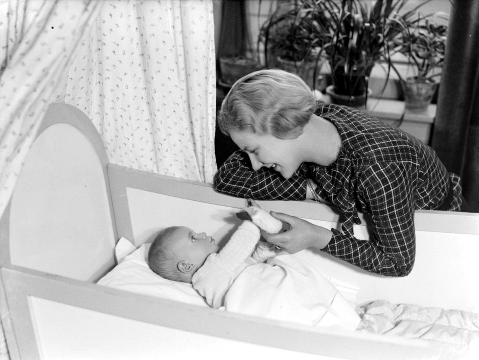 Model Eva Waldschmidt speelt met baby Epko, Bestanddeelnr 189-1094