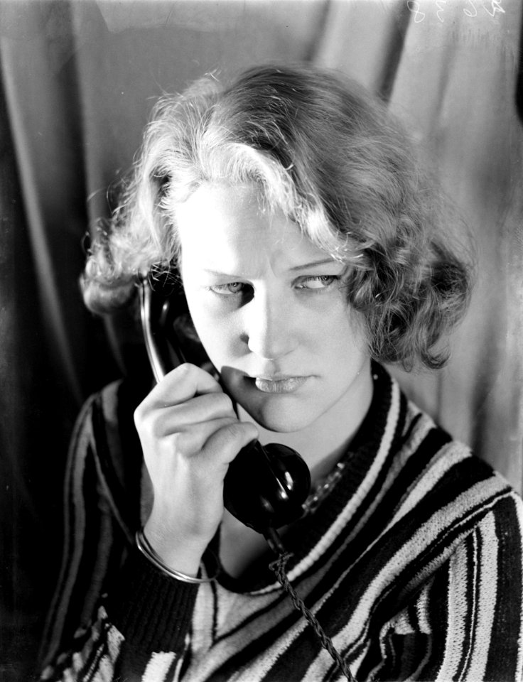 Model Eva Waldschmidt aan de telefoon, Bestanddeelnr 252-1104