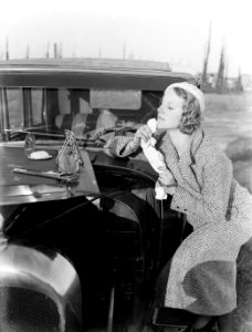 Model Eva Waldschmidt poseert bij een auto en maakt haar gezicht schoon, Bestanddeelnr 189-0302