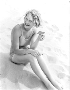 Model Eva Waldschmidt zit in het zand met spiegeltje en lippenstift, Bestanddeelnr 252-0778