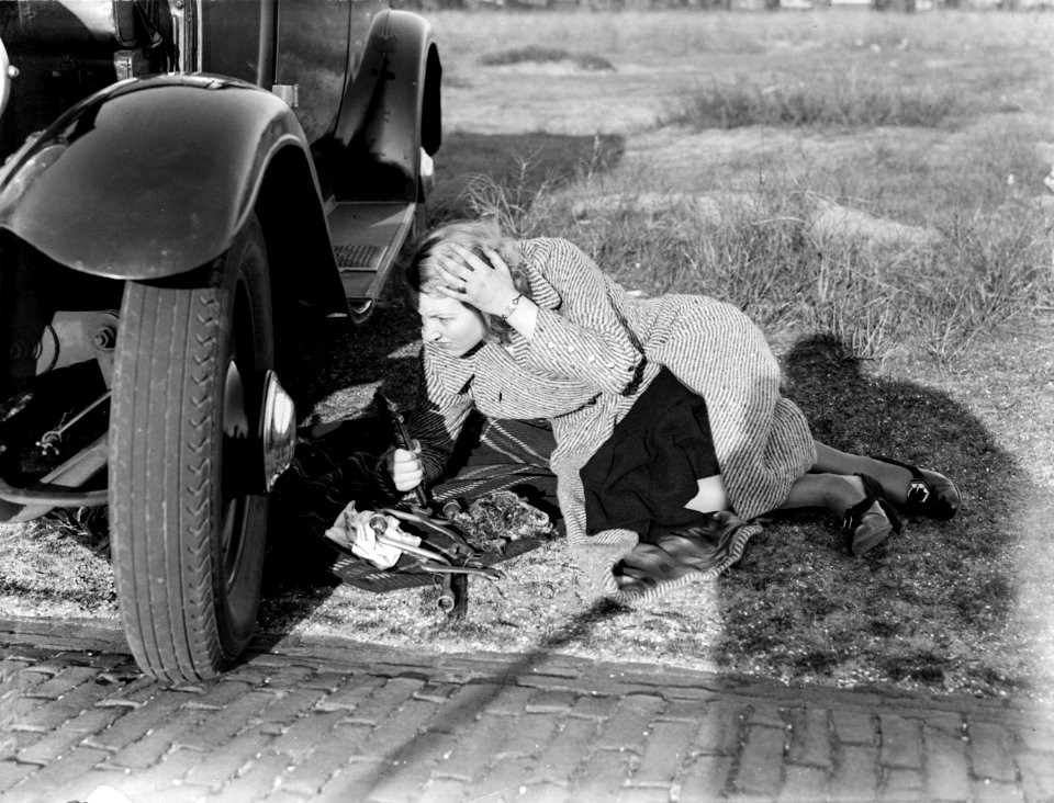 Model Eva Waldschmidt werkt aan de auto, Bestanddeelnr 189-0311
