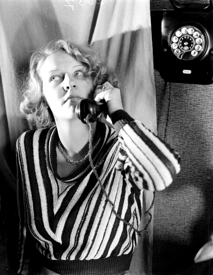 Model Eva Waldschmidt aan de telefoon, Bestanddeelnr 252-1103