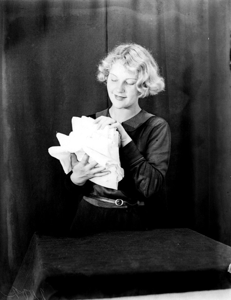 Model Eva Waldschmidt met een stapeltje wasgoed in haar handen, Bestanddeelnr 252-0621
