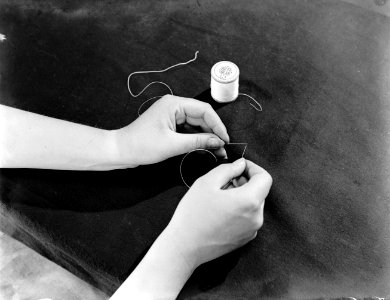 Model Eva Waldschmidt steekt een draad in een naald, Bestanddeelnr 252-1418