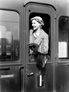 Model Eva Waldschmidt in de deur van een treincoupé, Bestanddeelnr 189-1263