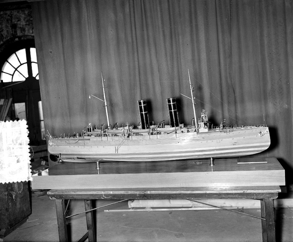 Model Hr. Ms. Gelderland te Den Helder voor Zuid Afrika zal aangeboden worden , Bestanddeelnr 906-7317