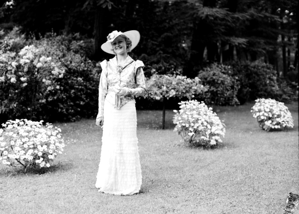 Model in lange jurk met hoed, Bestanddeelnr 255-9643
