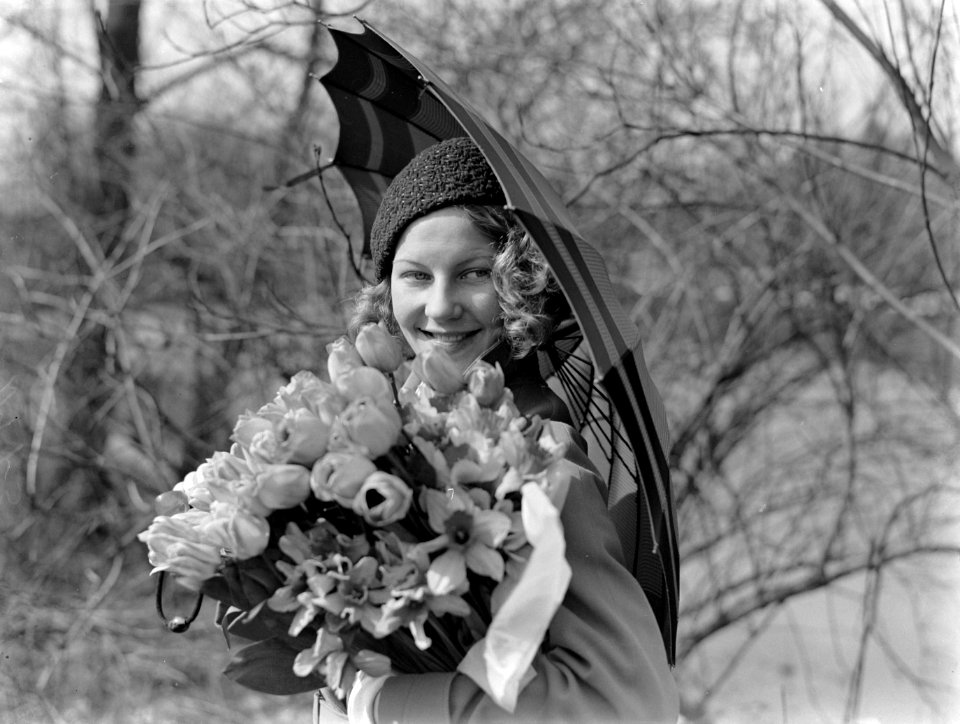 Model Eva Waldschmidt onder een paraplu met een bos tulpen, Bestanddeelnr 189-0241