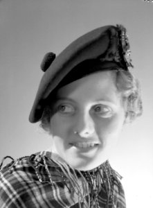Model Epton met een Schotse baret en een Schots geruite sjaal, Bestanddeelnr 191-0527