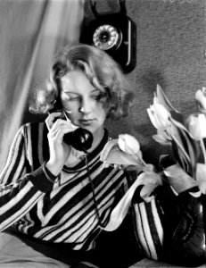 Model Eva Waldschmidt aan de telefoon, Bestanddeelnr 252-1107