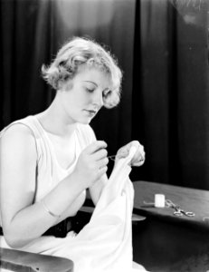 Model Eva Waldschmidt naait met naald en draad, Bestanddeelnr 252-0625