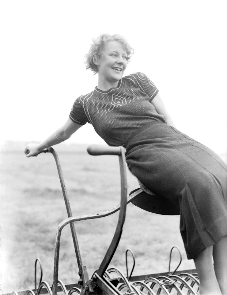 Model Eva Waldschmidt op een landbouwmachine, Bestanddeelnr 252-0538