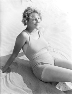 Model Eva Waldschmidt aan het strand van Zandvoort, Bestanddeelnr 252-0775