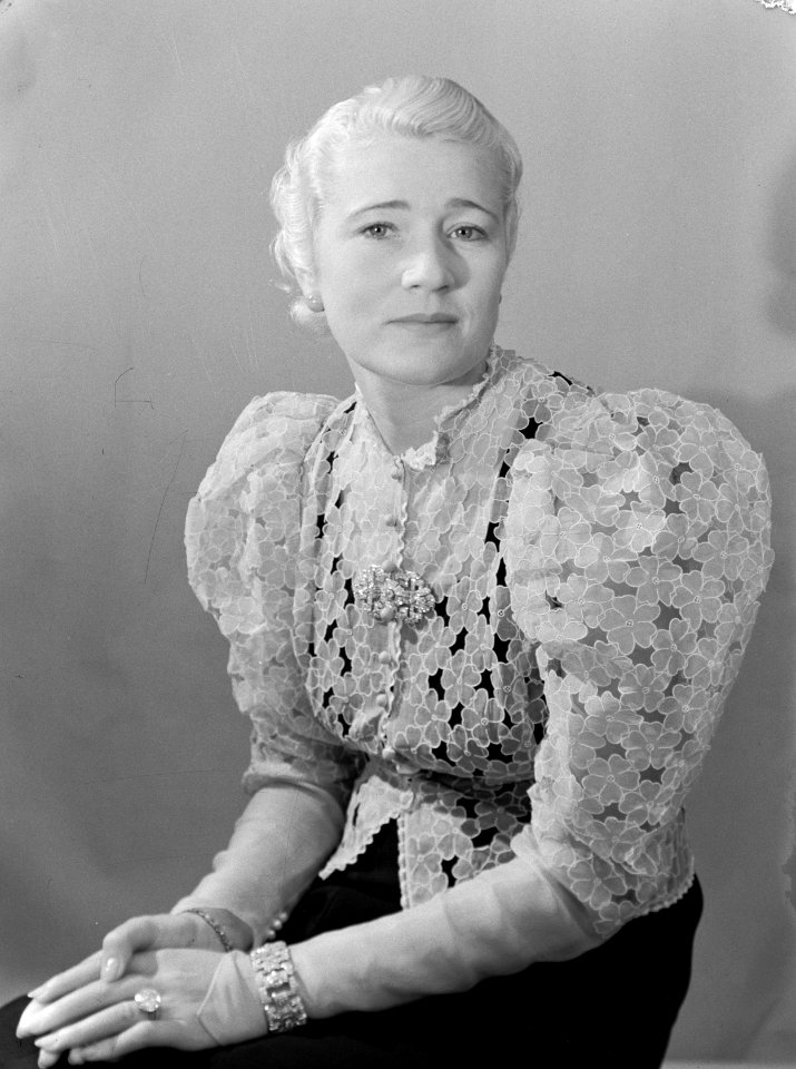 Model met blouse, Bestanddeelnr 191-0509