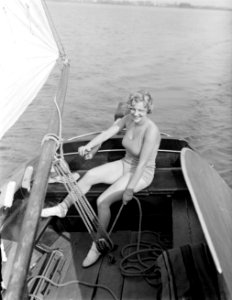 Model Eva Waldschmidt aan het roer van een zeilboot, Bestanddeelnr 252-0929