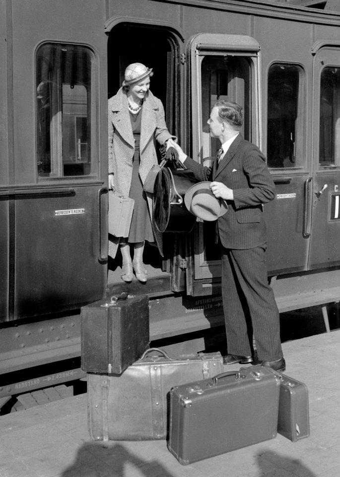 Model Eva Waldschmidt wordt uit een trein geholpen door het model Sandhaus, Bestanddeelnr 189-1380