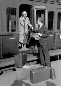 Model Eva Waldschmidt wordt uit een trein geholpen door het model Sandhaus, Bestanddeelnr 189-1380