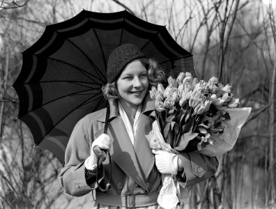 Model Eva Waldschmidt onder een paraplu met een bus tulpen, Bestanddeelnr 189-0239