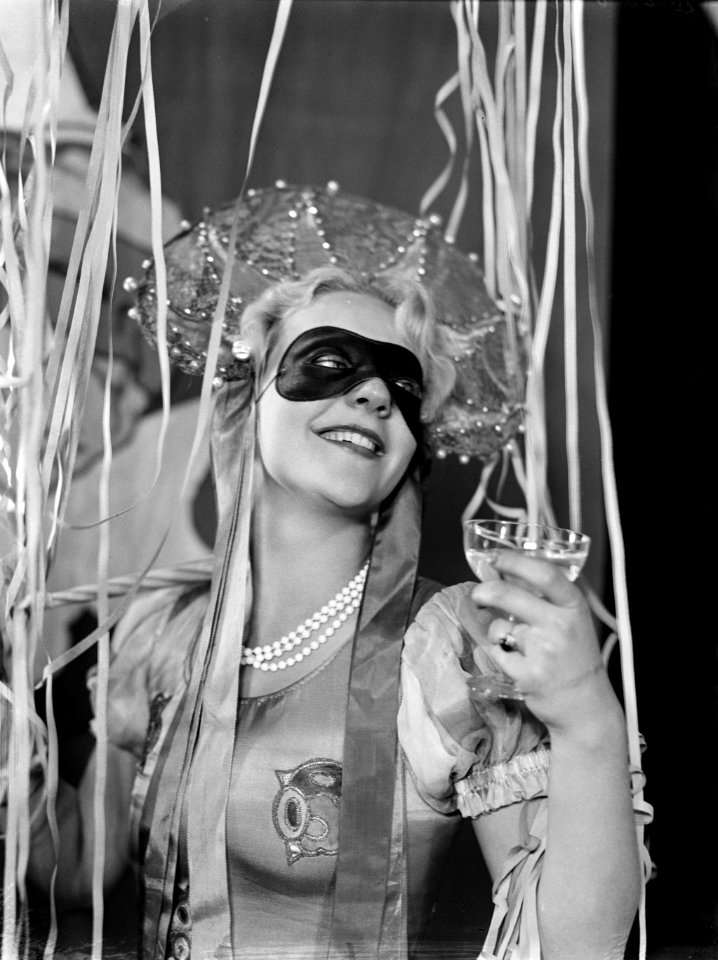 Model Eva Waldschmidt in Pools carnavalskostuum drinkt champagne, Bestanddeelnr 189-0993