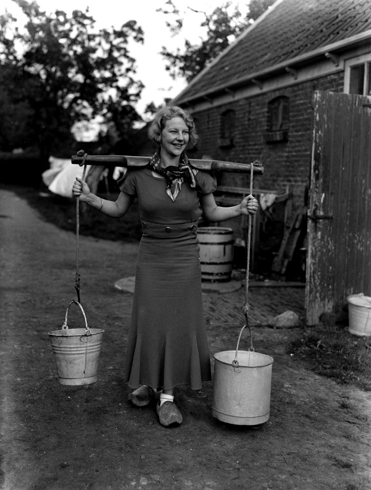 Model Eva Waldschmidt in Broek in Waterland met emmers aan een juk, Bestanddeelnr 189-0429