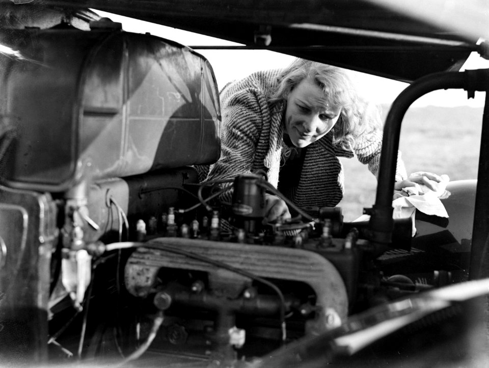 Model Eva Waldschmidt buigt zich over de motorkap, Bestanddeelnr 189-0306