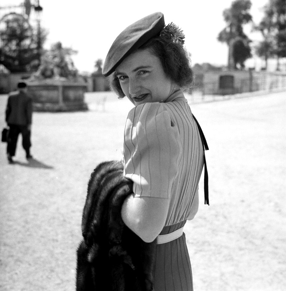 Model in het Parc des Tuileries in Parijs, Bestanddeelnr 254-2087
