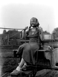 Model Eva Waldschmidt in Broek in Waterland op een paard en wagen, Bestanddeelnr 189-0436