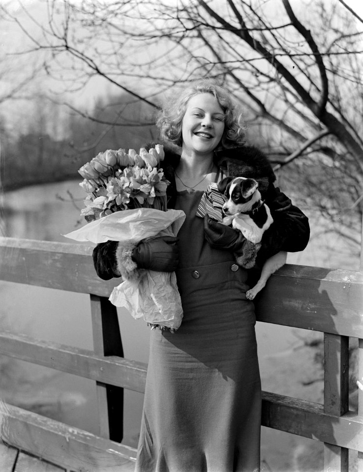 Model Eva Waldschmidt met een bos tulpen en narcissen en een hondje, Bestanddeelnr 252-1503