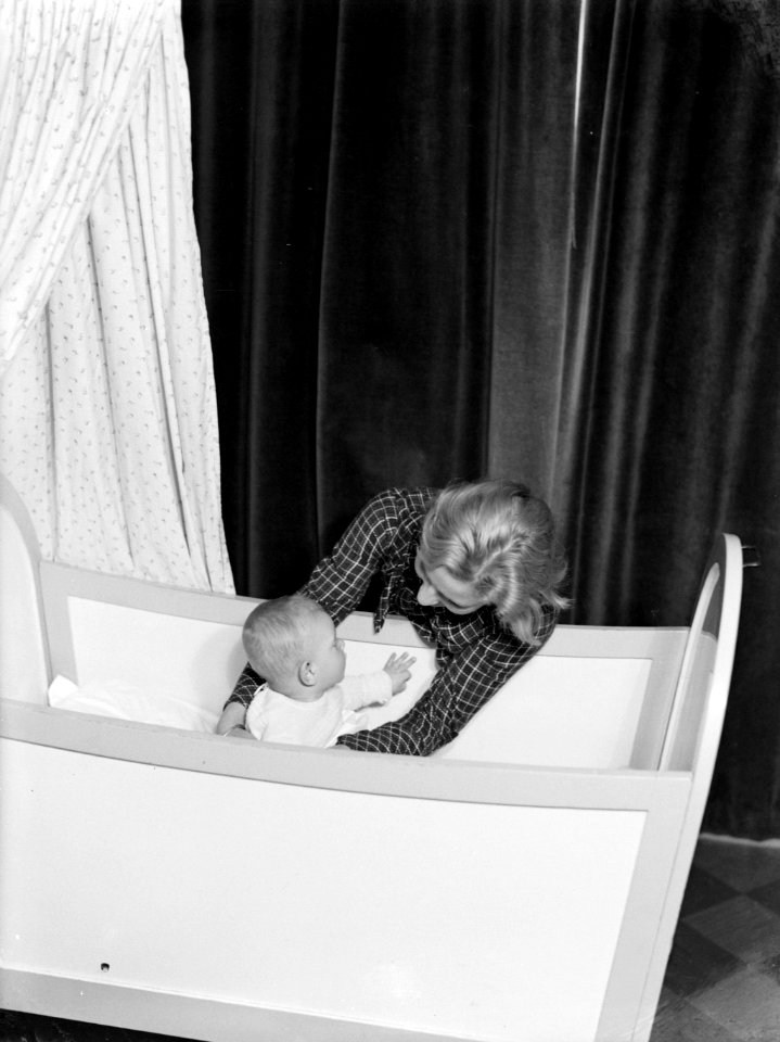 Model Eva Waldschmidt speelt met baby Epko, Bestanddeelnr 189-1093