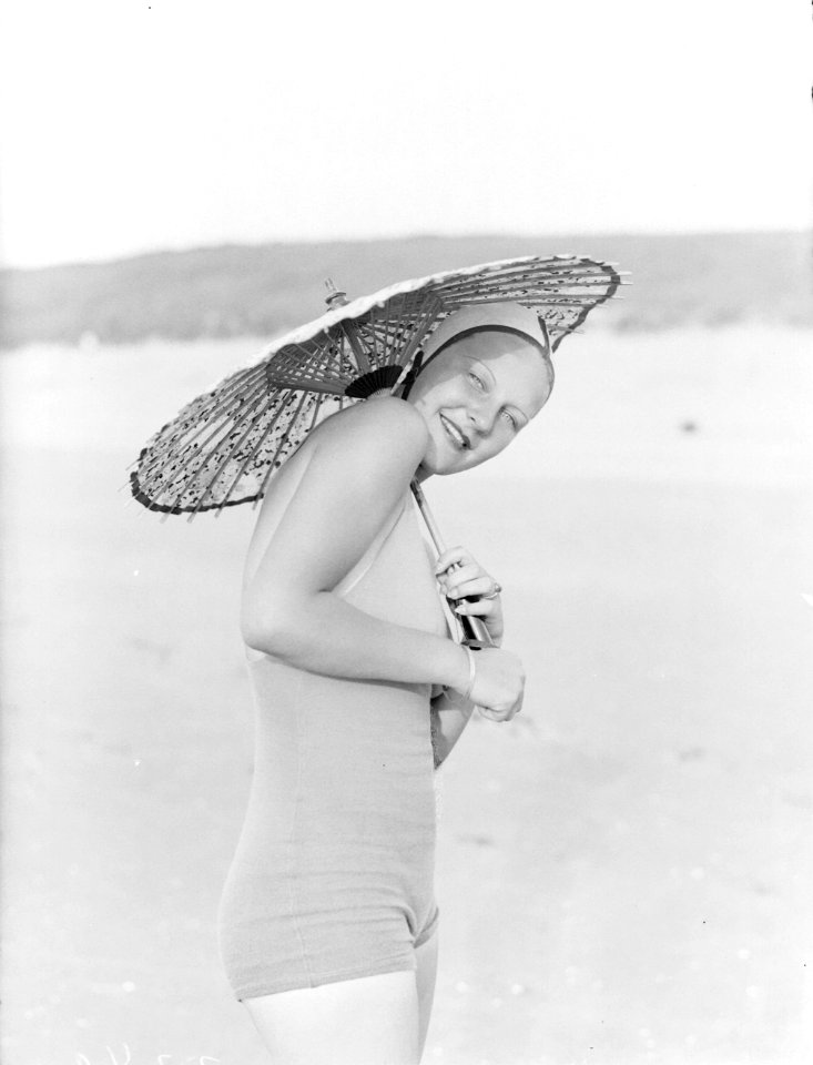 Model Eva Waldschmidt aan het strand van Zandvoort, Bestanddeelnr 252-0769