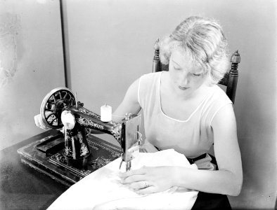 Model Eva Waldschmidt achter de naaimachine, Bestanddeelnr 252-0623