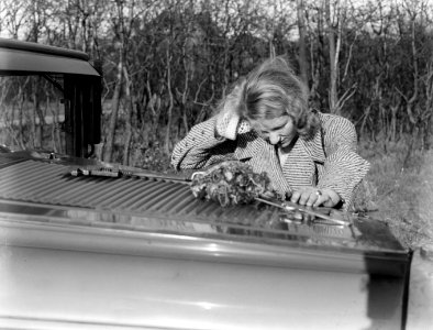 Model Eva Waldschmidt bij een auto met pech, Bestanddeelnr 189-0296