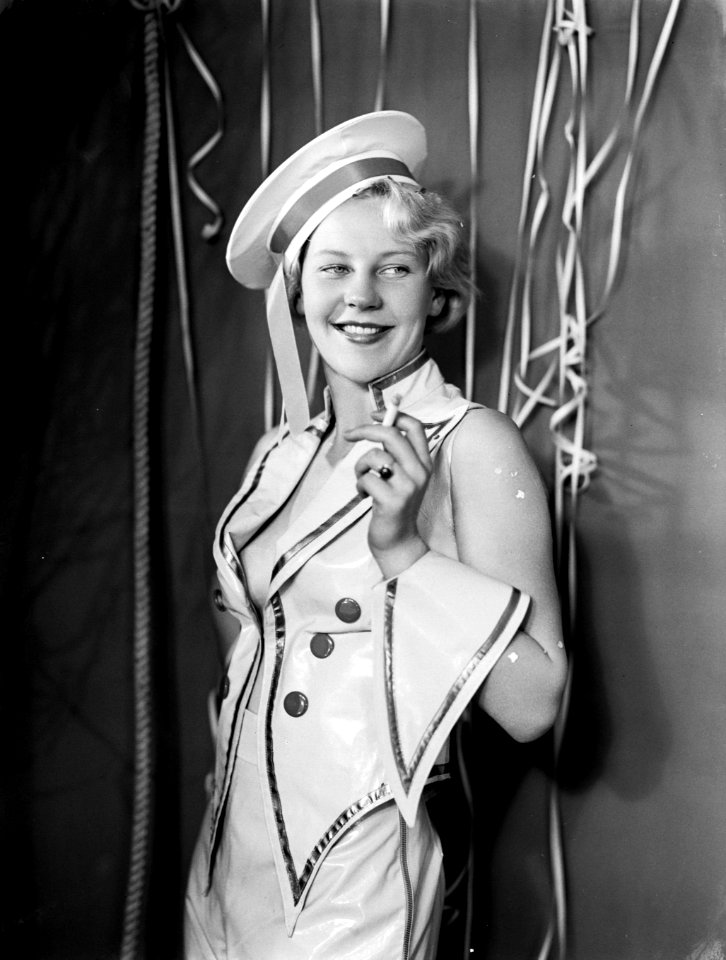 Model Eva Waldschmidt als stripteuse in een matrozenpak, Bestanddeelnr 189-0980
